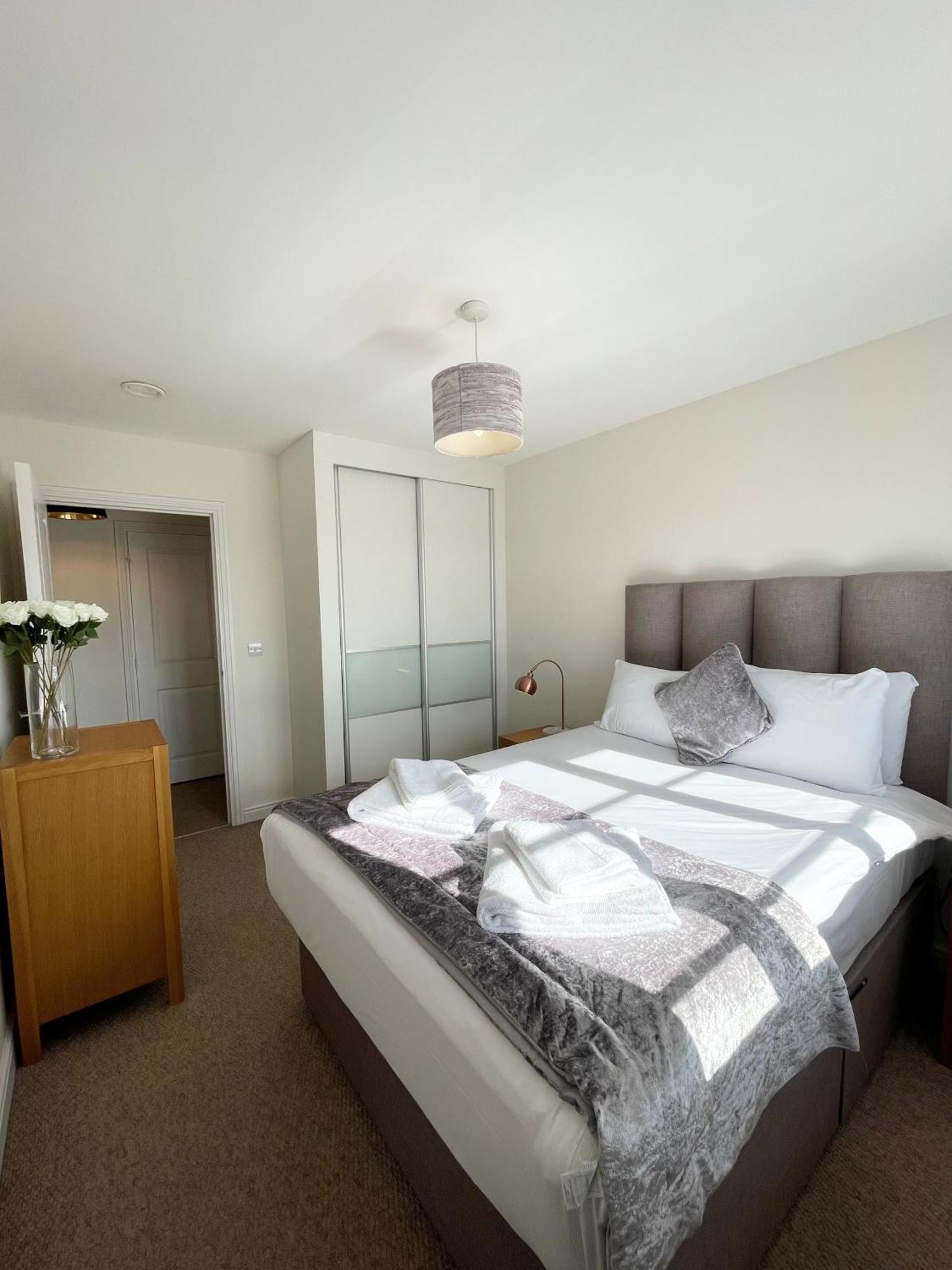 Blue Sky Apartments @Wallis Square, Farnborough Farnborough  Zewnętrze zdjęcie