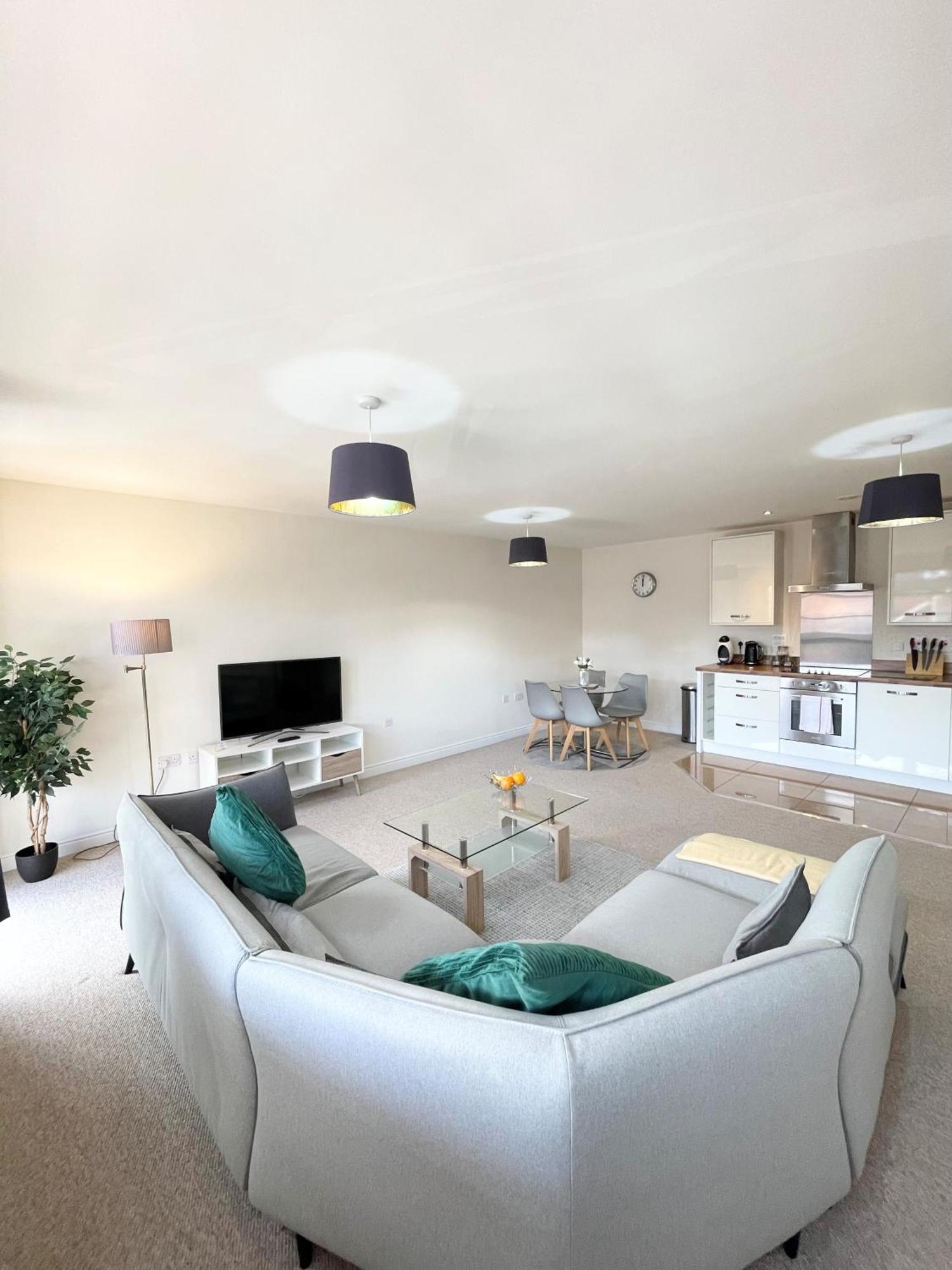Blue Sky Apartments @Wallis Square, Farnborough Farnborough  Zewnętrze zdjęcie